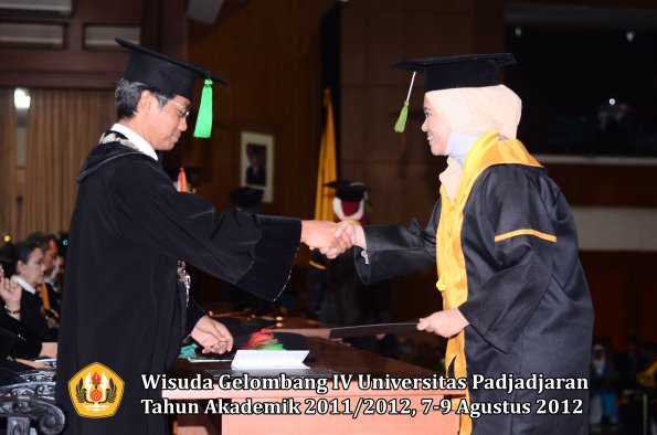 wisuda-unpad-gel-iv-2011_2012-fakultas-kedokteran-oleh-dekan-052