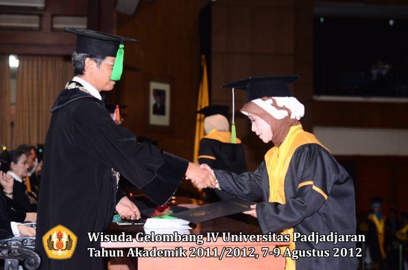 wisuda-unpad-gel-iv-2011_2012-fakultas-kedokteran-oleh-dekan-053