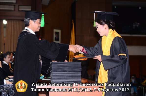 wisuda-unpad-gel-iv-2011_2012-fakultas-kedokteran-oleh-dekan-054