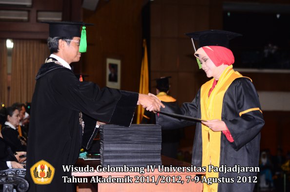 wisuda-unpad-gel-iv-2011_2012-fakultas-kedokteran-oleh-dekan-055