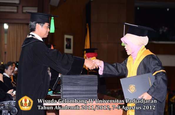 wisuda-unpad-gel-iv-2011_2012-fakultas-kedokteran-oleh-dekan-056