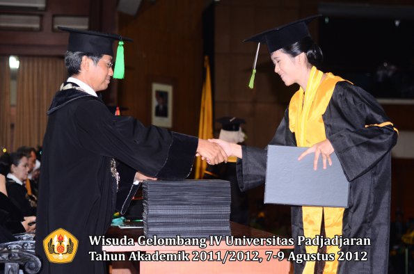 wisuda-unpad-gel-iv-2011_2012-fakultas-kedokteran-oleh-dekan-057