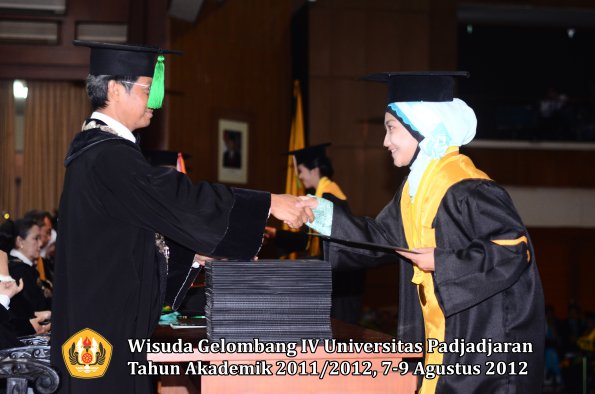 wisuda-unpad-gel-iv-2011_2012-fakultas-kedokteran-oleh-dekan-058