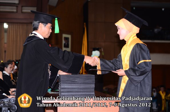 wisuda-unpad-gel-iv-2011_2012-fakultas-kedokteran-oleh-dekan-059