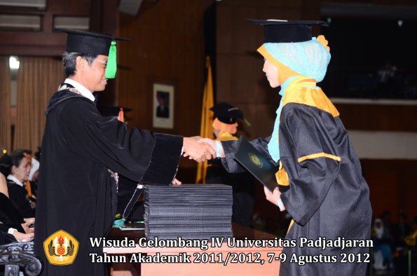 wisuda-unpad-gel-iv-2011_2012-fakultas-kedokteran-oleh-dekan-060