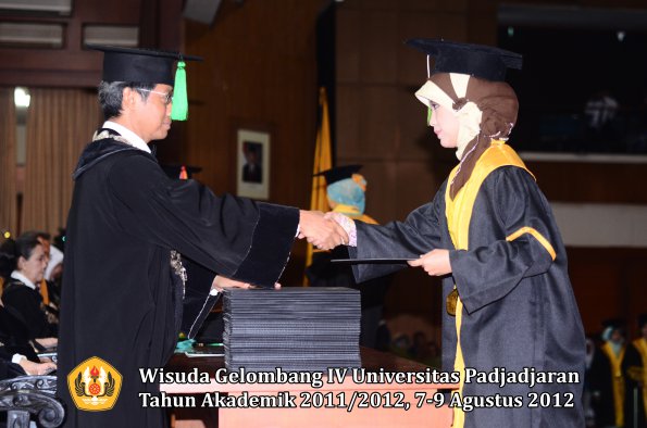 wisuda-unpad-gel-iv-2011_2012-fakultas-kedokteran-oleh-dekan-061