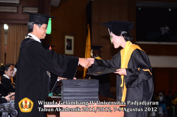 wisuda-unpad-gel-iv-2011_2012-fakultas-kedokteran-oleh-dekan-062