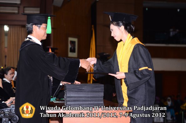 wisuda-unpad-gel-iv-2011_2012-fakultas-kedokteran-oleh-dekan-063