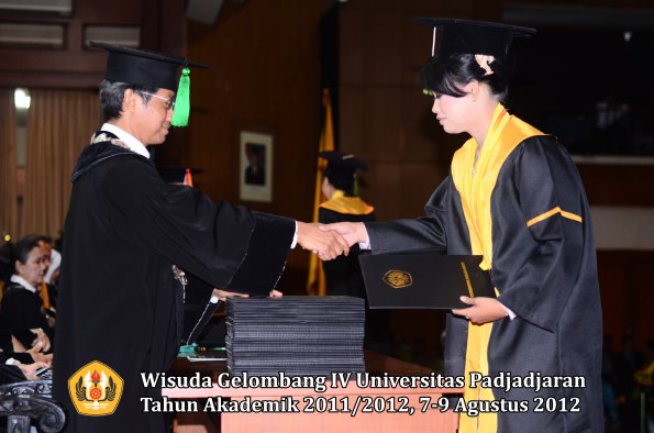 wisuda-unpad-gel-iv-2011_2012-fakultas-kedokteran-oleh-dekan-064