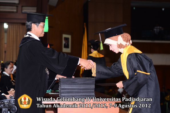 wisuda-unpad-gel-iv-2011_2012-fakultas-kedokteran-oleh-dekan-065