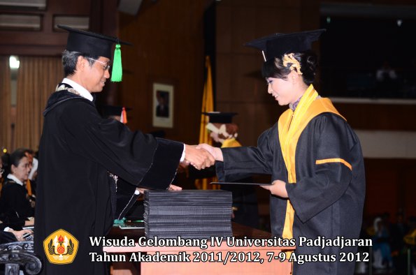 wisuda-unpad-gel-iv-2011_2012-fakultas-kedokteran-oleh-dekan-066