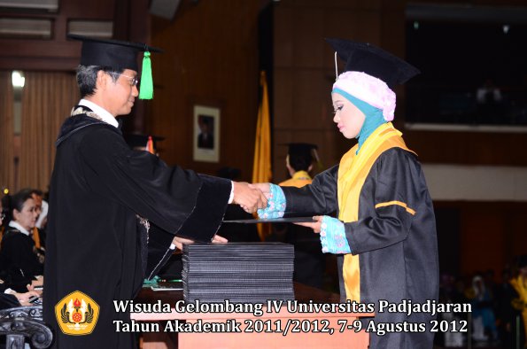 wisuda-unpad-gel-iv-2011_2012-fakultas-kedokteran-oleh-dekan-067