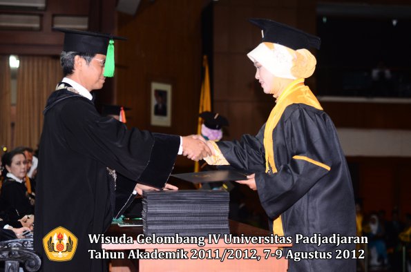 wisuda-unpad-gel-iv-2011_2012-fakultas-kedokteran-oleh-dekan-068