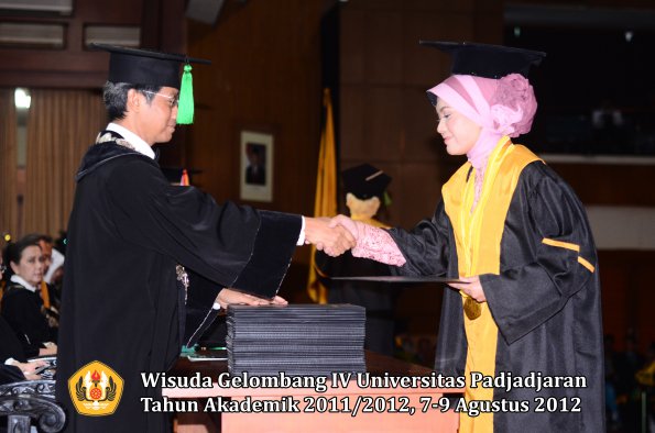 wisuda-unpad-gel-iv-2011_2012-fakultas-kedokteran-oleh-dekan-069