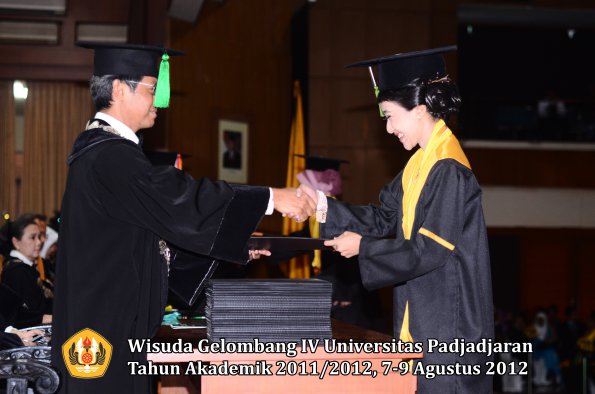 wisuda-unpad-gel-iv-2011_2012-fakultas-kedokteran-oleh-dekan-070