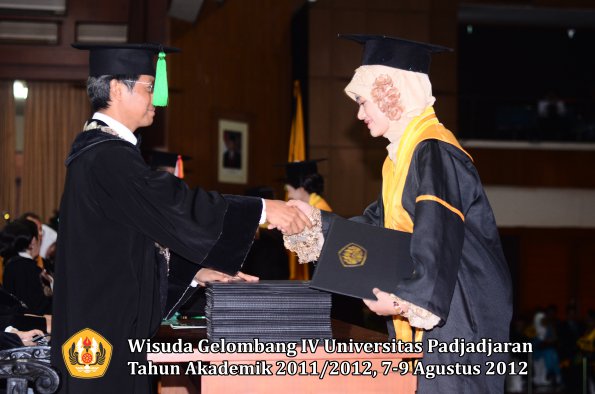 wisuda-unpad-gel-iv-2011_2012-fakultas-kedokteran-oleh-dekan-071