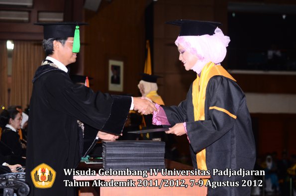 wisuda-unpad-gel-iv-2011_2012-fakultas-kedokteran-oleh-dekan-072