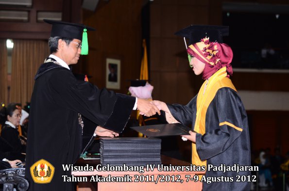 wisuda-unpad-gel-iv-2011_2012-fakultas-kedokteran-oleh-dekan-073