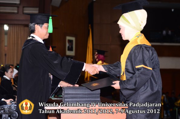 wisuda-unpad-gel-iv-2011_2012-fakultas-kedokteran-oleh-dekan-074