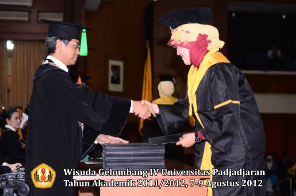 wisuda-unpad-gel-iv-2011_2012-fakultas-kedokteran-oleh-dekan-075