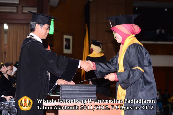 wisuda-unpad-gel-iv-2011_2012-fakultas-kedokteran-oleh-dekan-076