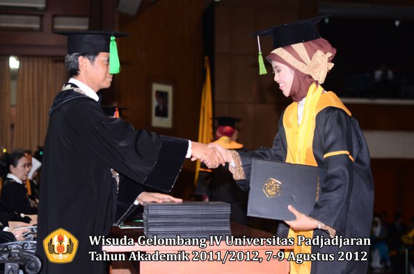 wisuda-unpad-gel-iv-2011_2012-fakultas-kedokteran-oleh-dekan-077