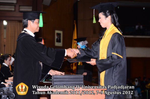 wisuda-unpad-gel-iv-2011_2012-fakultas-kedokteran-oleh-dekan-081