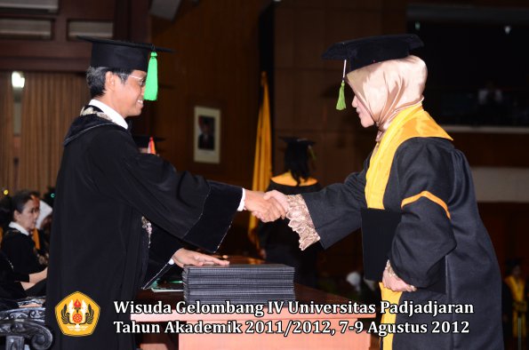 wisuda-unpad-gel-iv-2011_2012-fakultas-kedokteran-oleh-dekan-082