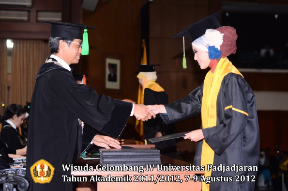 wisuda-unpad-gel-iv-2011_2012-fakultas-kedokteran-oleh-dekan-087