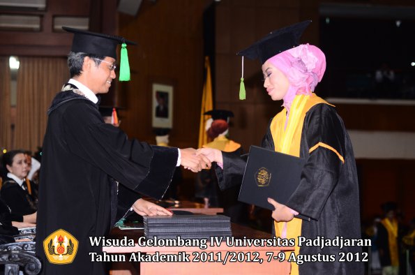 wisuda-unpad-gel-iv-2011_2012-fakultas-kedokteran-oleh-dekan-088