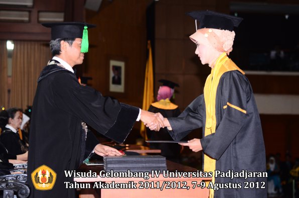 wisuda-unpad-gel-iv-2011_2012-fakultas-kedokteran-oleh-dekan-089