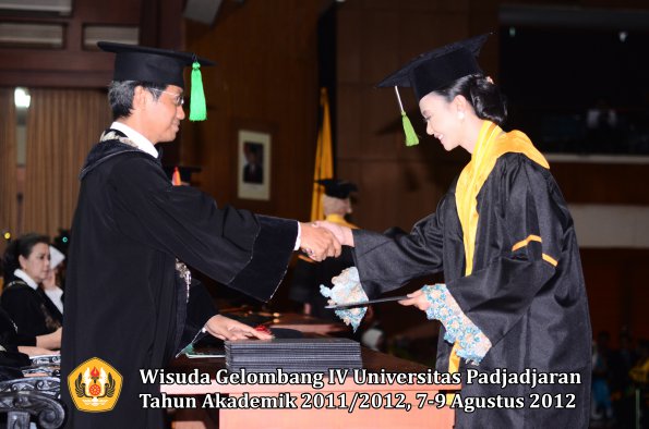 wisuda-unpad-gel-iv-2011_2012-fakultas-kedokteran-oleh-dekan-090