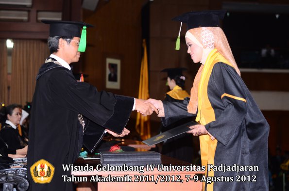 wisuda-unpad-gel-iv-2011_2012-fakultas-kedokteran-oleh-dekan-091