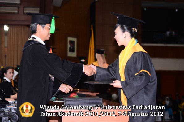 wisuda-unpad-gel-iv-2011_2012-fakultas-kedokteran-oleh-dekan-092