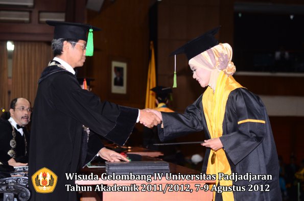 wisuda-unpad-gel-iv-2011_2012-fakultas-kedokteran-oleh-dekan-093