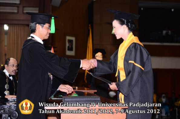 wisuda-unpad-gel-iv-2011_2012-fakultas-kedokteran-oleh-dekan-094