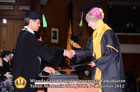 wisuda-unpad-gel-iv-2011_2012-fakultas-kedokteran-oleh-dekan-095