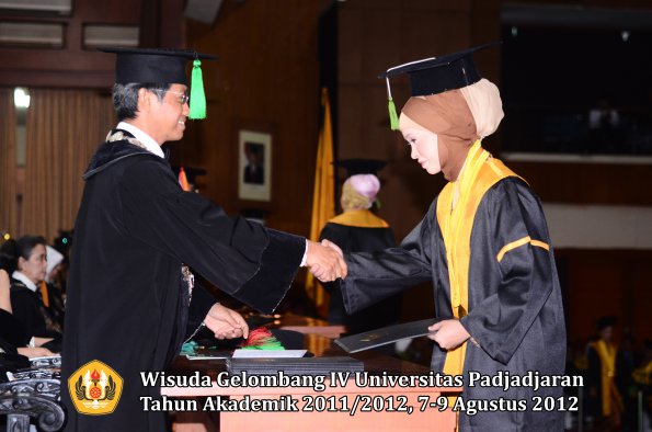 wisuda-unpad-gel-iv-2011_2012-fakultas-kedokteran-oleh-dekan-099