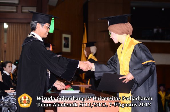 wisuda-unpad-gel-iv-2011_2012-fakultas-kedokteran-oleh-dekan-100