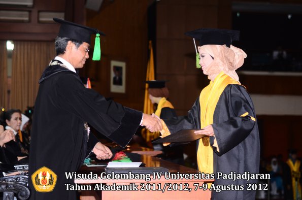 wisuda-unpad-gel-iv-2011_2012-fakultas-kedokteran-oleh-dekan-101