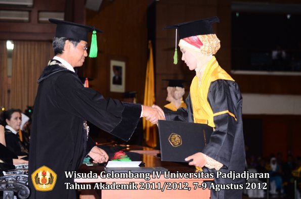 wisuda-unpad-gel-iv-2011_2012-fakultas-kedokteran-oleh-dekan-102