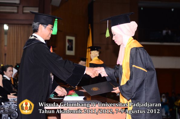 wisuda-unpad-gel-iv-2011_2012-fakultas-kedokteran-oleh-dekan-103