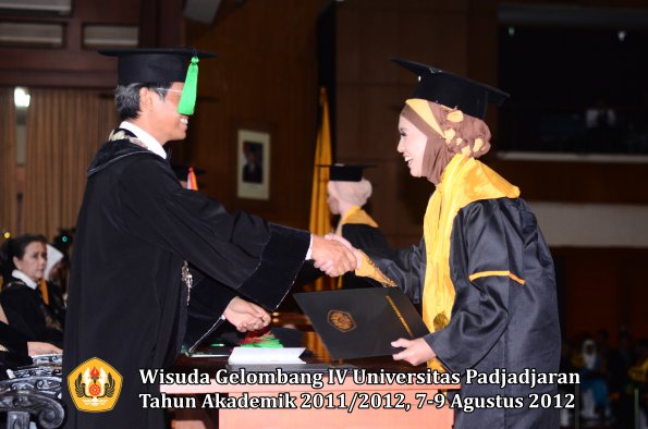 wisuda-unpad-gel-iv-2011_2012-fakultas-kedokteran-oleh-dekan-104