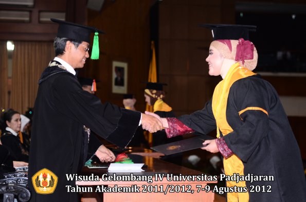 wisuda-unpad-gel-iv-2011_2012-fakultas-kedokteran-oleh-dekan-105