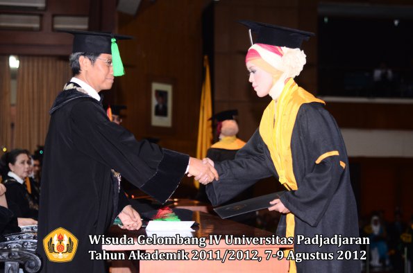 wisuda-unpad-gel-iv-2011_2012-fakultas-kedokteran-oleh-dekan-106