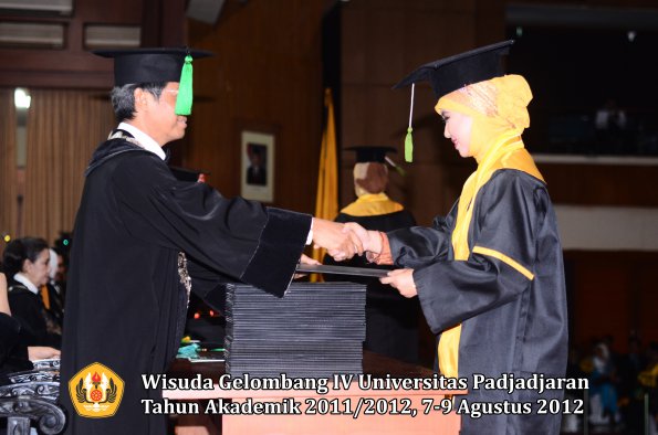 wisuda-unpad-gel-iv-2011_2012-fakultas-kedokteran-oleh-dekan-108