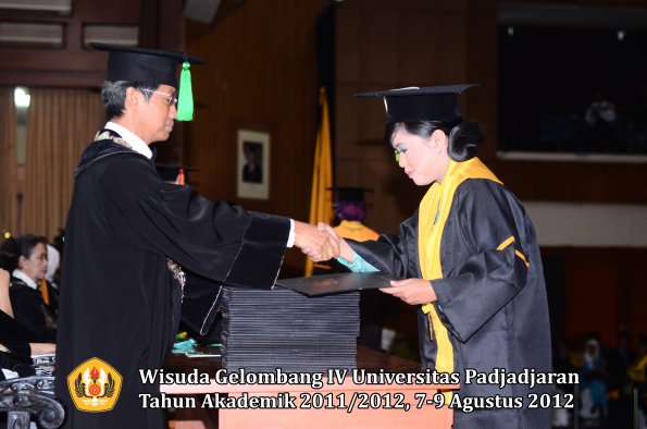 wisuda-unpad-gel-iv-2011_2012-fakultas-kedokteran-oleh-dekan-112