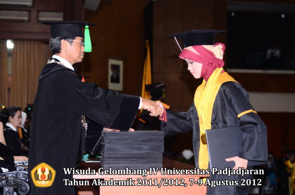 wisuda-unpad-gel-iv-2011_2012-fakultas-kedokteran-oleh-dekan-113