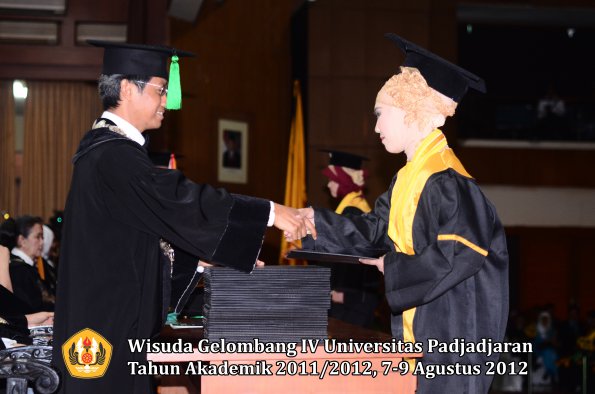 wisuda-unpad-gel-iv-2011_2012-fakultas-kedokteran-oleh-dekan-114