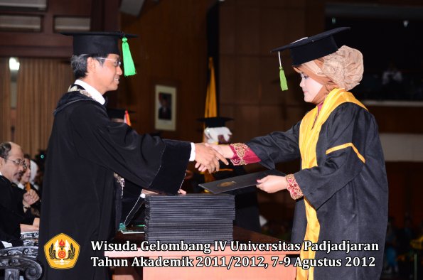 wisuda-unpad-gel-iv-2011_2012-fakultas-kedokteran-oleh-dekan-118